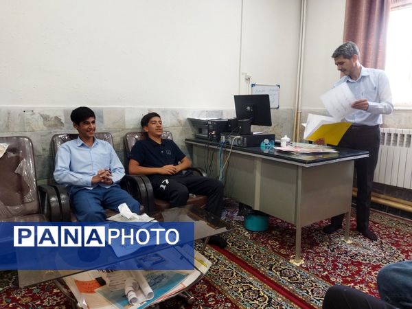 جلسه شورای دانش آموزی در دبیرستان نمونه دانش 