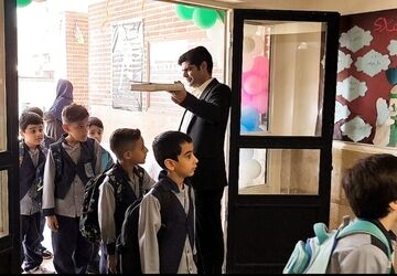 نواخته شدن زنگ مهر در مدرسه شهید احمد رهگذر 