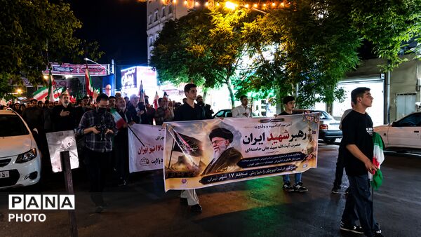 وداع باشکوه فرهنگیان، دانش‌آموزان و مردم منطقه ۱۷ با رهبر شهید ایران