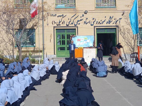 جشن روز دانش آموز در مدرسه نمونه وکیلی ۱۰ استاد شفیعی کدکنی