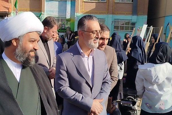 نواختن زنگ استکبارستیزی در دبیرستان ریحانه النبی باقرشهر 