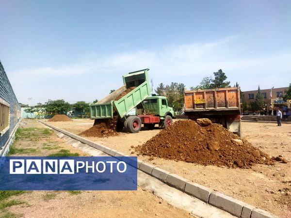 پیش رویی در ساخت چمن مصنوعی دبیرستان نمونه دانش کاشمر