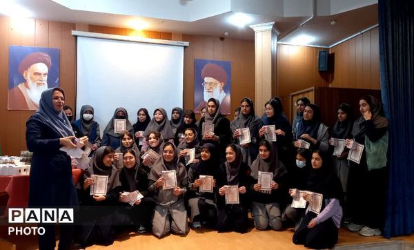 تقدیر از دانش آموزان برتر آموزشی وتربیتی دردبیرستان دوره اول آرمینه مصلی نژاد ناحیه ۶