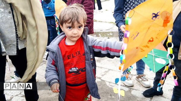 آسمانِ پارک فرهنگیان بناب زیر باران بادبادک‌های رنگی