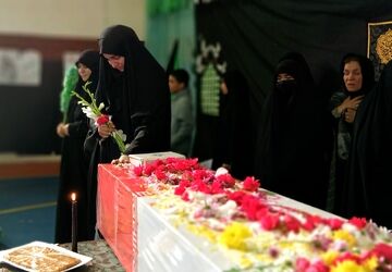 ورود پیکر شهید گمنام همزمان با هفته بسیج در اداره آموزش و پرورش ناحیه 4 کرج