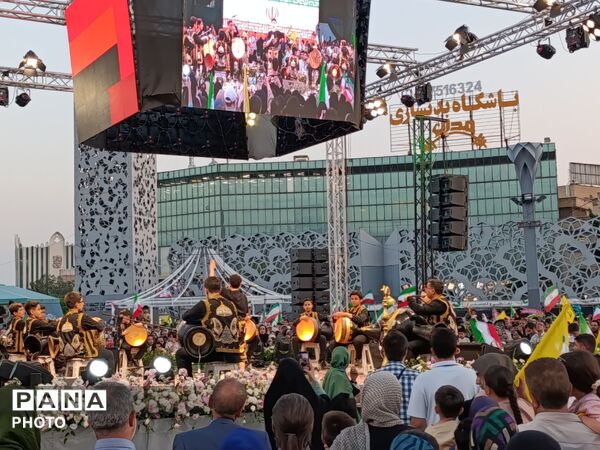 تهران غرق در نور و شادی در «مهمانی ۱۰ کیلومتری»؛ تجلی بیعت پایتخت‌نشینان با ولایت