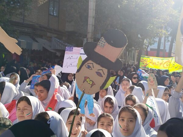 جوشش حماسه در گام های کوچک دانش آموزان امروز سفیران فردا