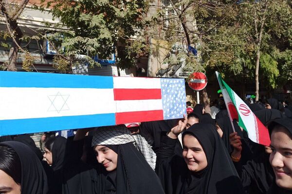 خروش هزاران دانش آموز ورامینی در ۱۳ آبان