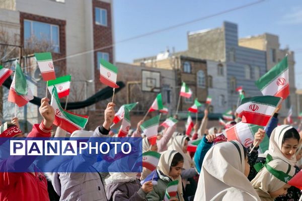 آیین نواخته شدن زنگ انقلاب اسلامی در مدرسه آیت‌الله خامنه‌ای قرچک