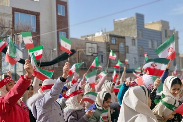 آیین نواخته شدن زنگ انقلاب اسلامی در مدرسه آیت‌الله خامنه‌ای قرچک