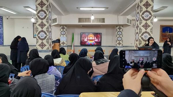 برگزاری مسابقه مشاعره «چکامه‌های جاودان» در دبیرستان فرزانگان2 قم

