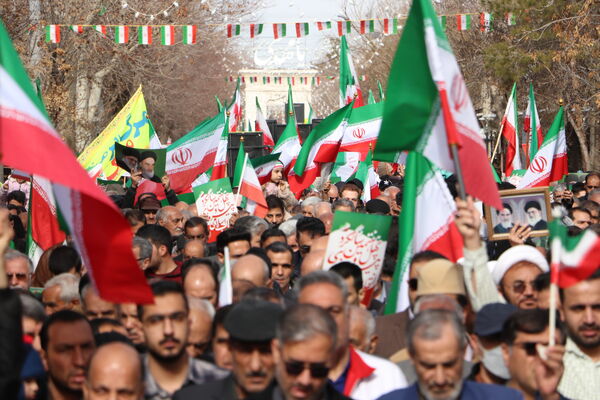 شکوه همبستگی مردم آباده در راهپیمایی ۲۲ بهمن