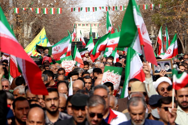 شکوه همبستگی مردم آباده در راهپیمایی ۲۲ بهمن