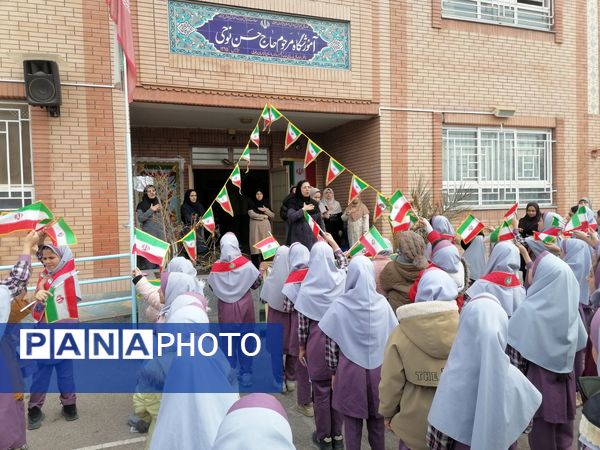 زنگ انقلاب و فضاسازی مدرسه زنده یاد نوحی به مناسبت دهه فجر 