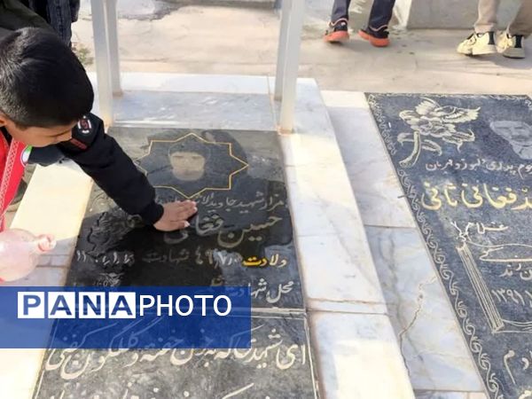 غبارروبی مزار شهدا توسط دانش‌آموزان دبستان شهید پسندیده فدافن