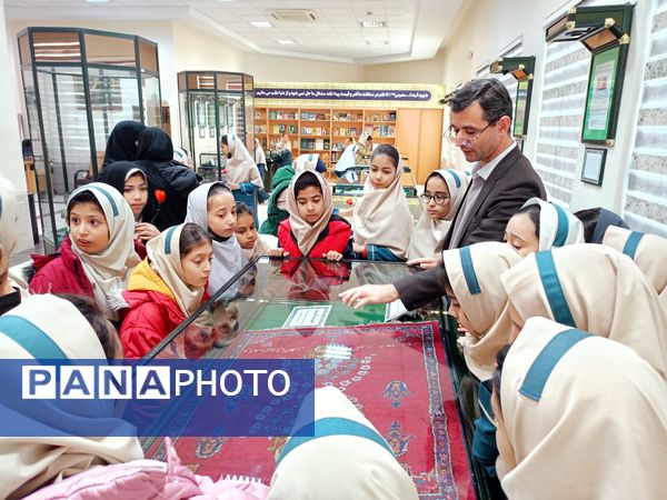غبارروبی مزار شهدا توسط دانش‌آموزان دبستان سمیه