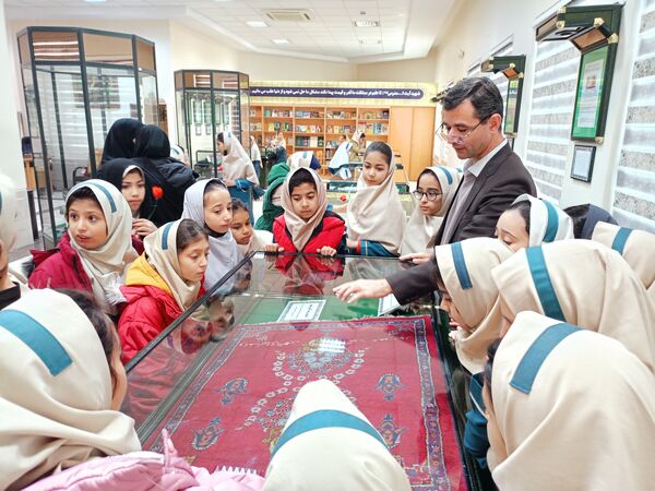 غبارروبی مزار شهدا توسط دانش‌آموزان دبستان سمیه