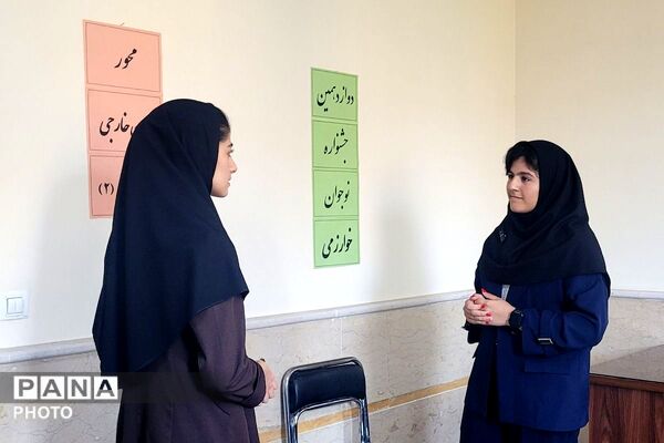 رقابت نخبگان جوان زبان خارجی در دبیرستان فرهنگ