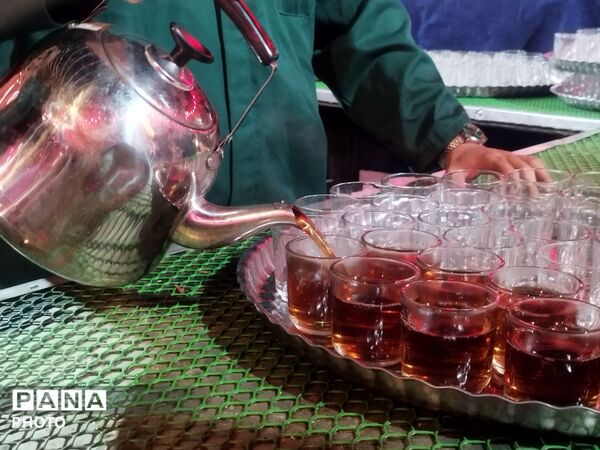خدمت‌رسانی چایخانه حضرت زهرا(س) در دویست‌و‌یازدهمین شب شهادت قائد امت اسلام