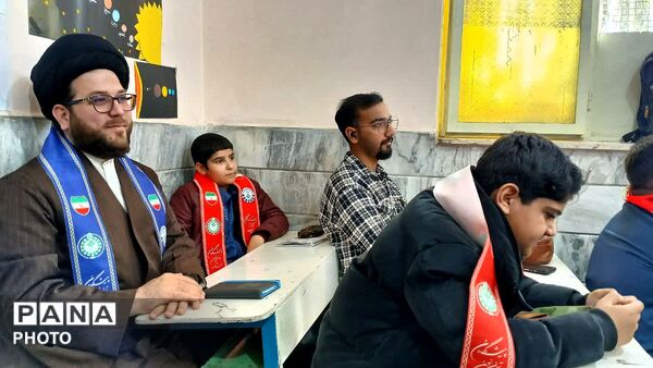 آشنایی دانش‌آموزان دبستان شهید رئیسی قم با مهارت‌های تشکیلاتی پیشتازان