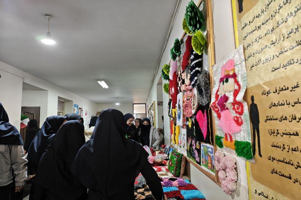 برگزاری نمایشگاه آثار هنری دانش‌آموزان در دبیرستان هوشنگی