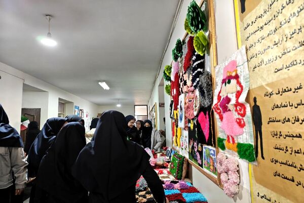 برگزاری نمایشگاه آثار هنری دانش‌آموزان در دبیرستان هوشنگی