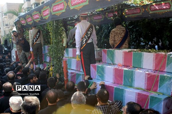 وداع باشکوه عزاداران حسینی با پیکر مطهر شهیدان هشت سال دفاع مقدس