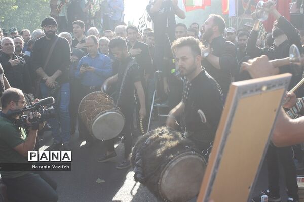 وداع باشکوه عزاداران حسینی با پیکر مطهر شهیدان هشت سال دفاع مقدس