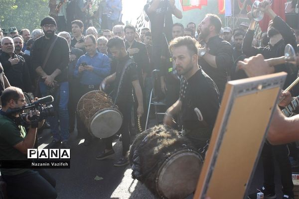 وداع باشکوه عزاداران حسینی با پیکر مطهر شهیدان هشت سال دفاع مقدس