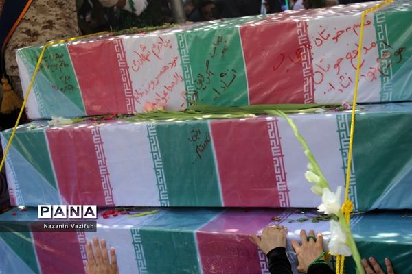 وداع باشکوه عزاداران حسینی با پیکر مطهر شهیدان هشت سال دفاع مقدس