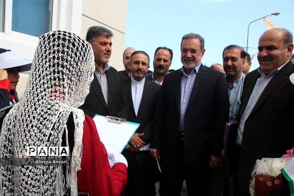 استقبال پیشتازان دختر مازندران از وزیر آموزش‌وپرورش در نوشهر