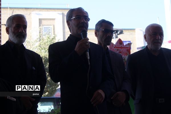 مراسم عطر افشانی و غبار روبی مزار شهدا در تبریز