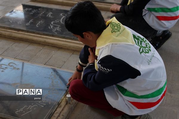 مراسم عطر افشانی و غبار روبی مزار شهدا در تبریز