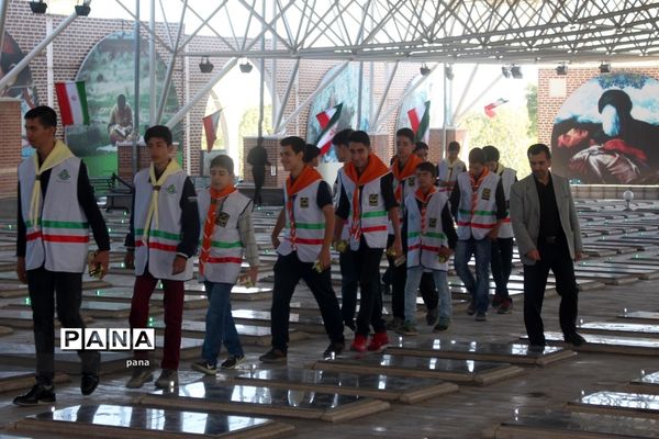 مراسم عطر افشانی و غبار روبی مزار شهدا در تبریز