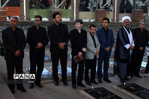 مراسم عطر افشانی و غبار روبی مزار شهدا در تبریز