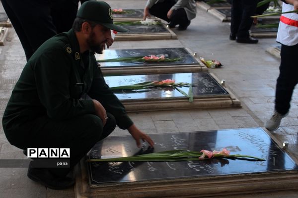 مراسم عطر افشانی و غبار روبی مزار شهدا در تبریز