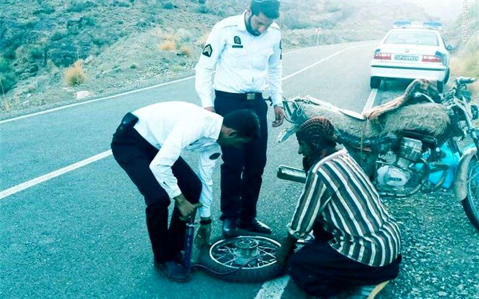 تصویر/ اقدام پسندیده دو پلیس راهور