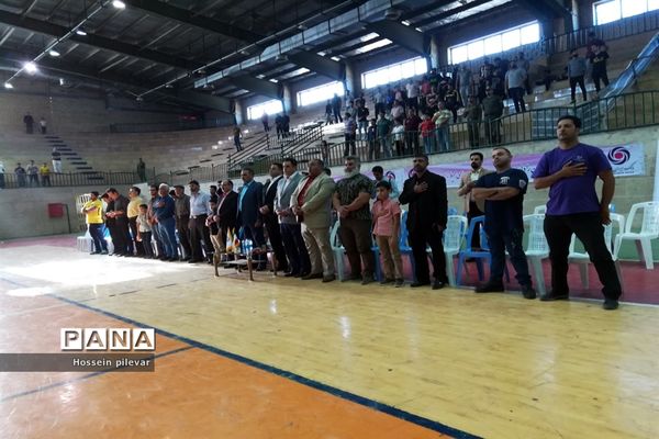 اولین دوره از مسابقات منفی 105کیلو گرم   قویترین مردان  با داوری حسین مصدق