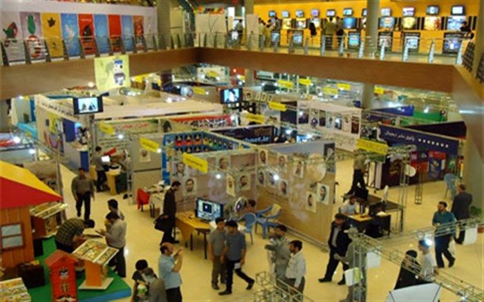 دانش آموزان در نمایشگاه رسانه‌های دیجیتال سیم کارت‌های محتوایی می‌گیرند