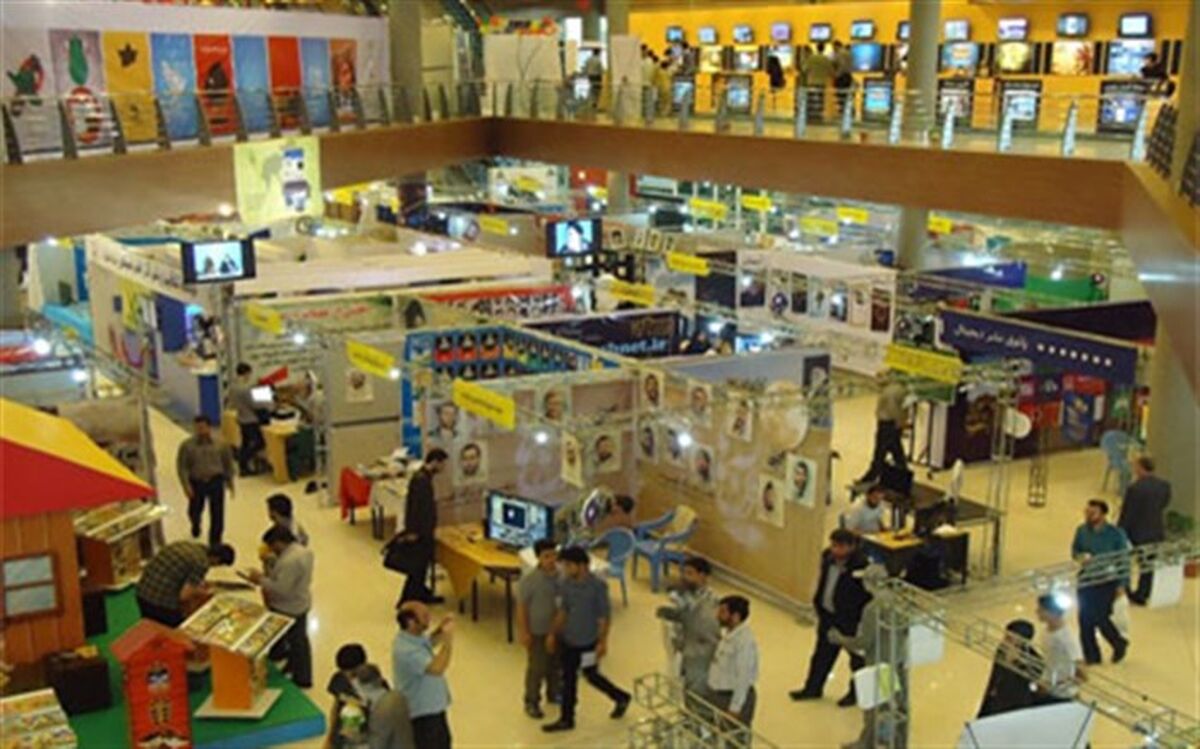 دانش آموزان در نمایشگاه رسانه‌های دیجیتال سیم کارت‌های محتوایی می‌گیرند