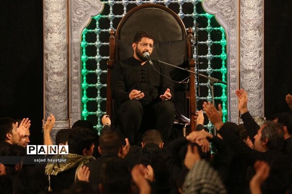 این حسین کیست که عالم همه دیوانه اوست ...