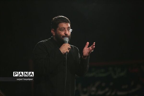 این حسین کیست که عالم همه دیوانه اوست ...