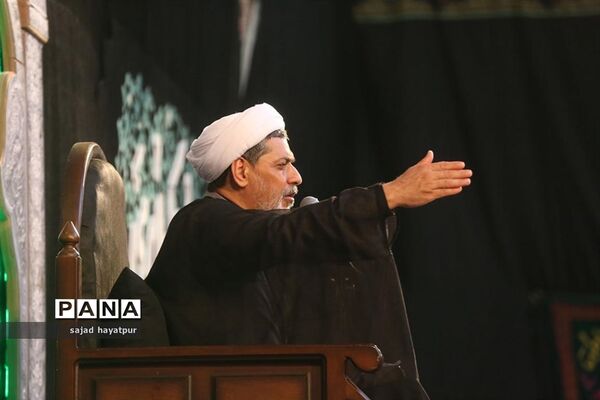 این حسین کیست که عالم همه دیوانه اوست ...