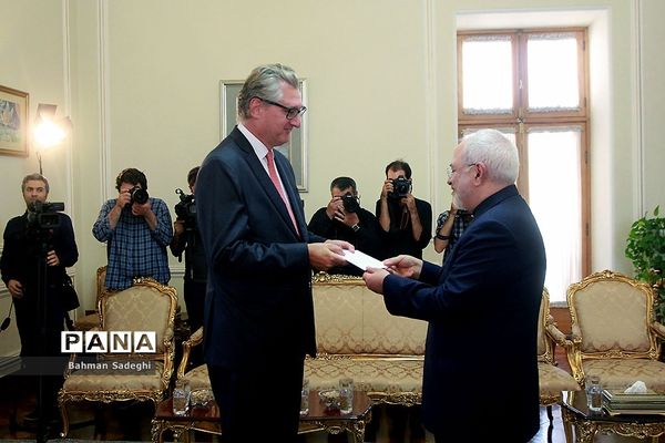 تقدیم استوارنامه سفرای جدید به ظریف