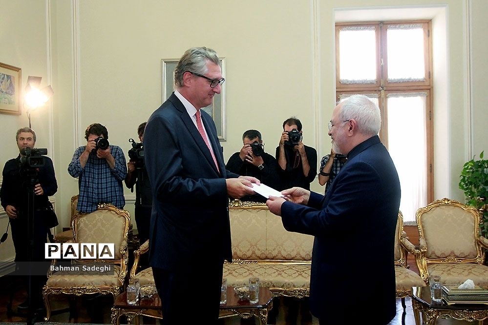 تقدیم استوارنامه سفرای جدید به ظریف