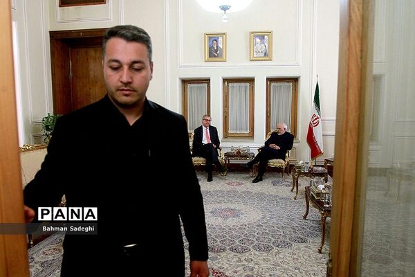 تقدیم استوارنامه سفرای جدید به ظریف