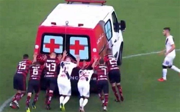 مصدومیت آمبولانس در زمین بازی! + عکس