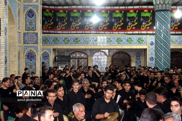 مراسم سینه زنی و زنجیر زنی در حسینیه فاطمیه