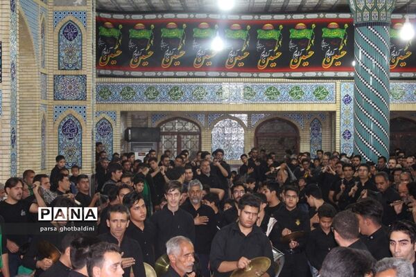 مراسم سینه زنی و زنجیر زنی در حسینیه فاطمیه