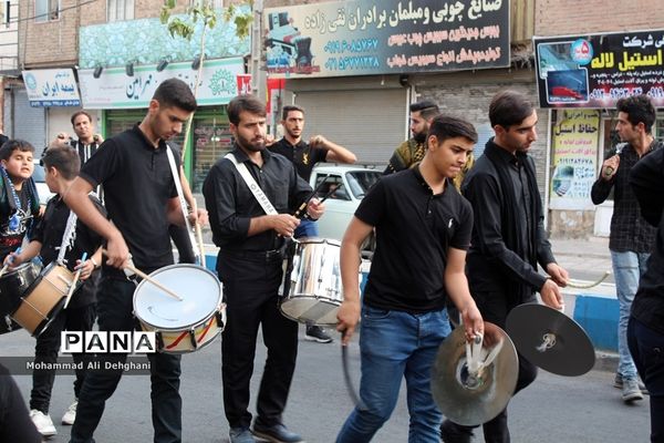 عزاداری مردم شهرستان بهارستان در تاسوعای حسینی